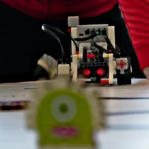 Alle aliens op de vlucht De mindstorms robot kan dankzij verschillende sensoren autonoom opdrachten uitvoeren