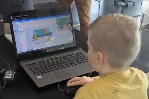 Leren programmeren op speelse wijze onder leeftijdsgenoten Een van onze kids maakt zijn eigen spel in Scratch